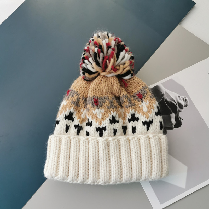H00050 Jacquard Berwarna-warni Topi Berkait Hangat Cantik Dengan Hairball